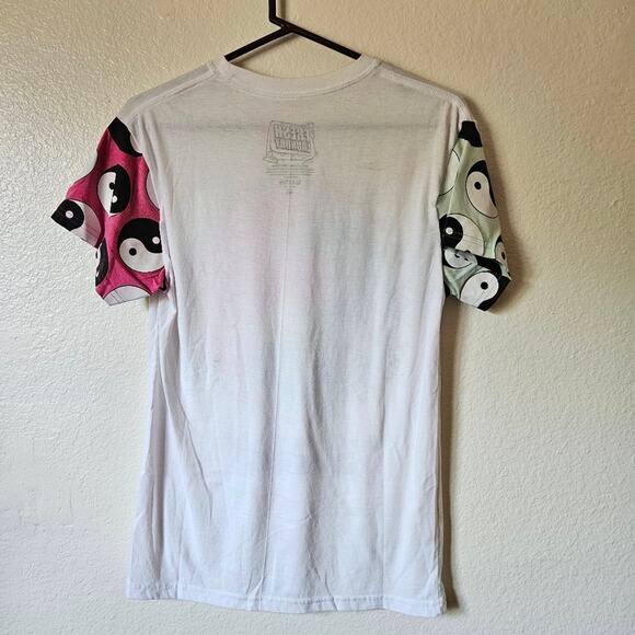 Fresh Laundry Graphic Shirt Medium - Picture 6 of 6